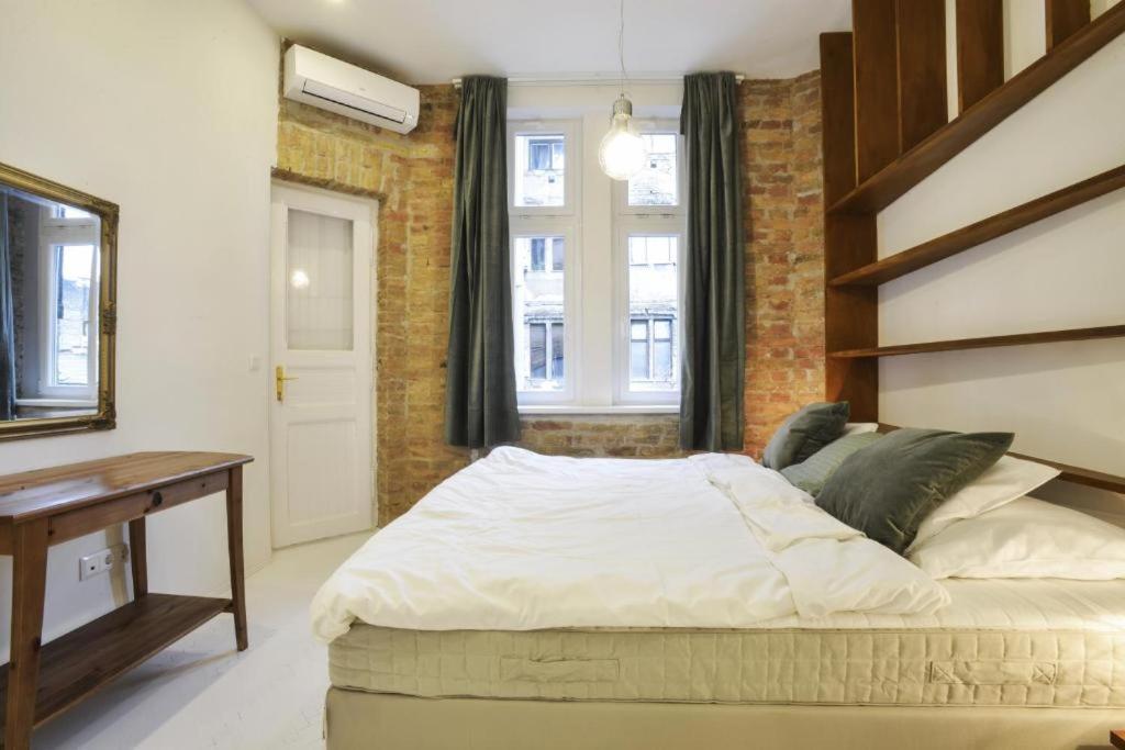 Golden Leaf Apartment, Budapest